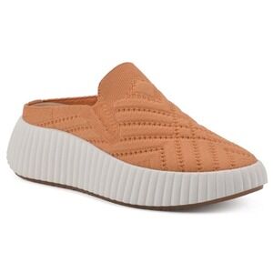 White Mountain Dystant Sneaker in Apricot Comfort Slip On Size 7 New in Box
